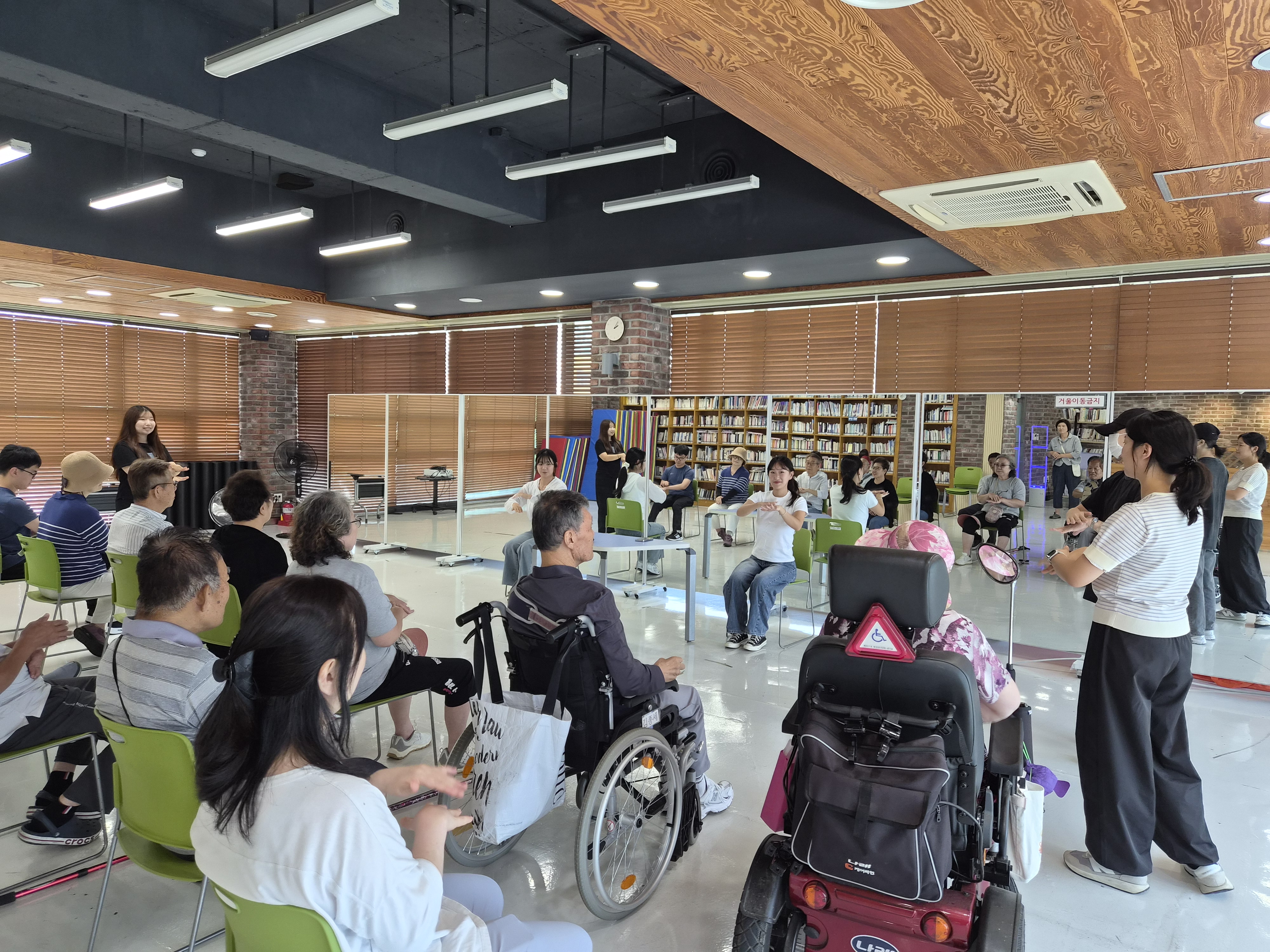 연수구 송도건강생활지원센터는 지난달 19일부터 26일까지 인천가톨릭대학교와 연계해 지역 장애인과 가족을 대상으로 소그룹 재활교실을 진행했다